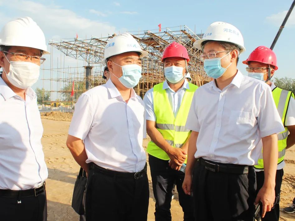 河北高速集團黨委副書記、副董事長、總經(jīng)理楊榮博深入石家莊東、石家莊南收費站改建工程項目檢查工作